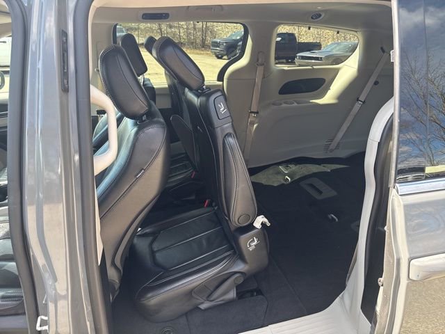 Used 2022 Chrysler Pacifica Touring-L image 18