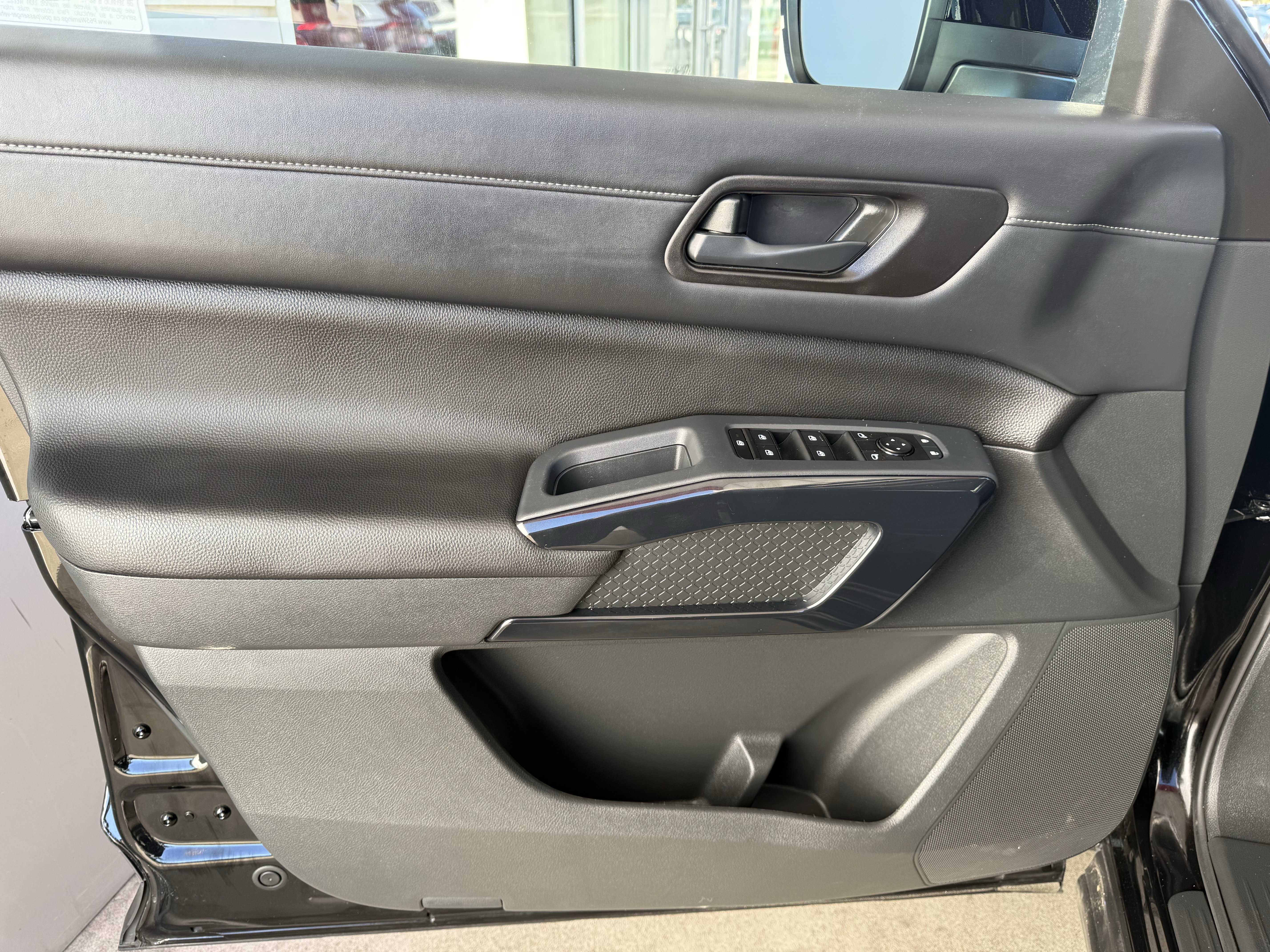 Used 2024 Nissan Pathfinder S image 4