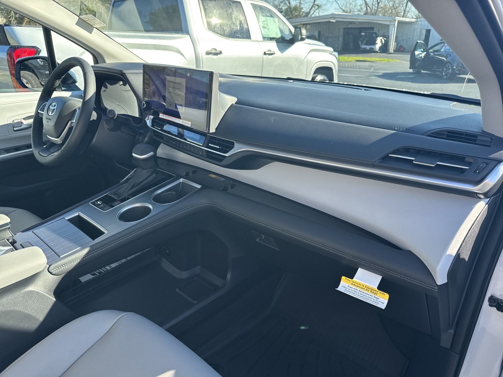 New 2025 Toyota Sienna XLE FWD image 36