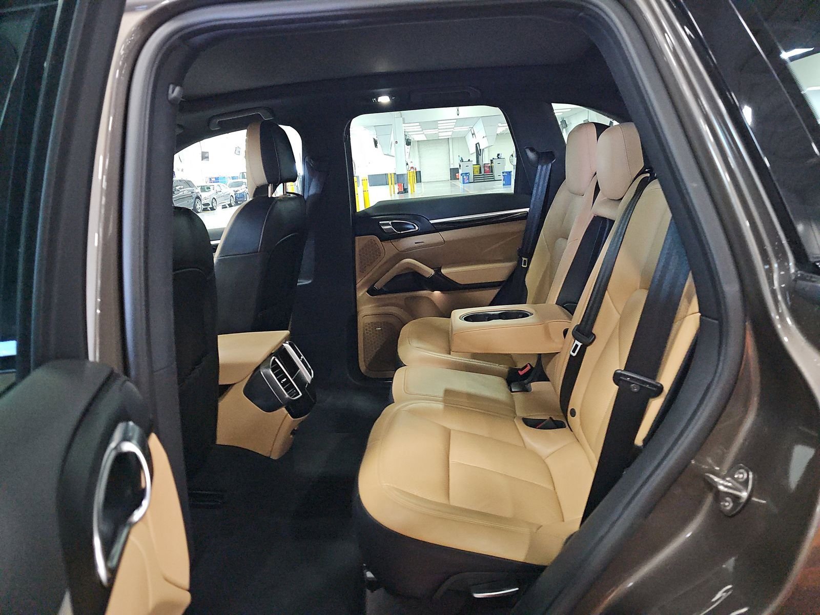 Used 2016 Porsche Cayenne w/ Premium Package image 9