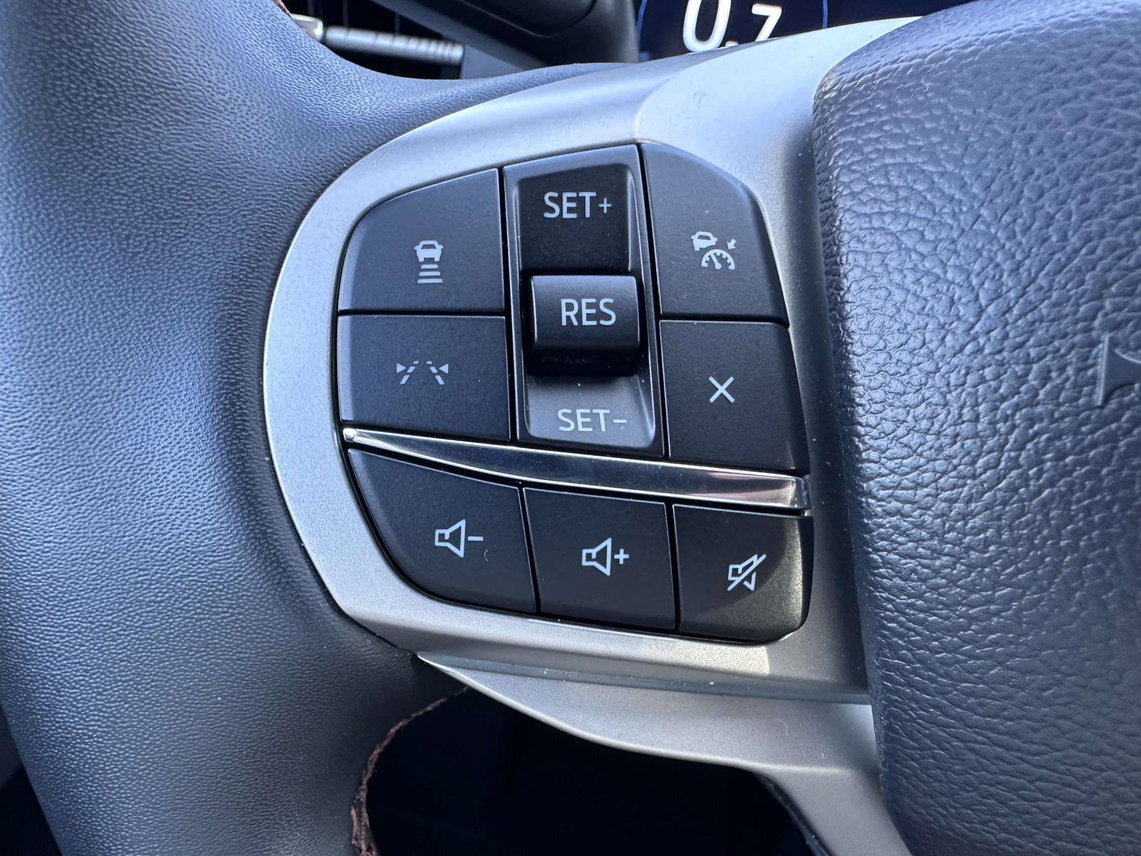 Used 2026 Ford Explorer Active AWD/4WD image 18