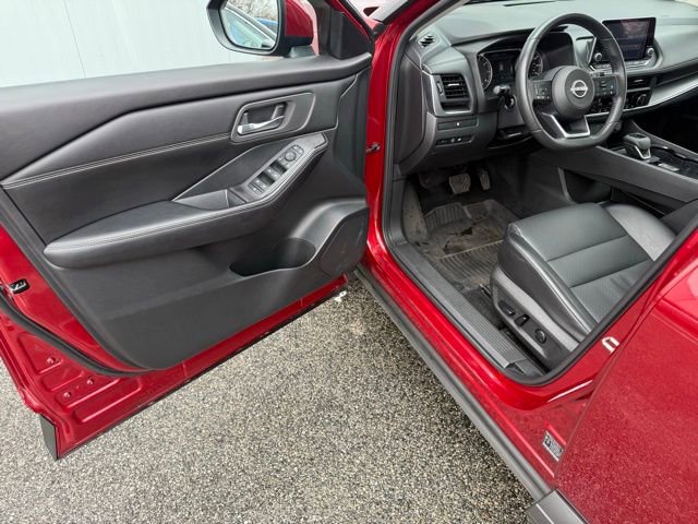 Used 2024 Nissan Rogue SV w/ SV Premium Package image 15