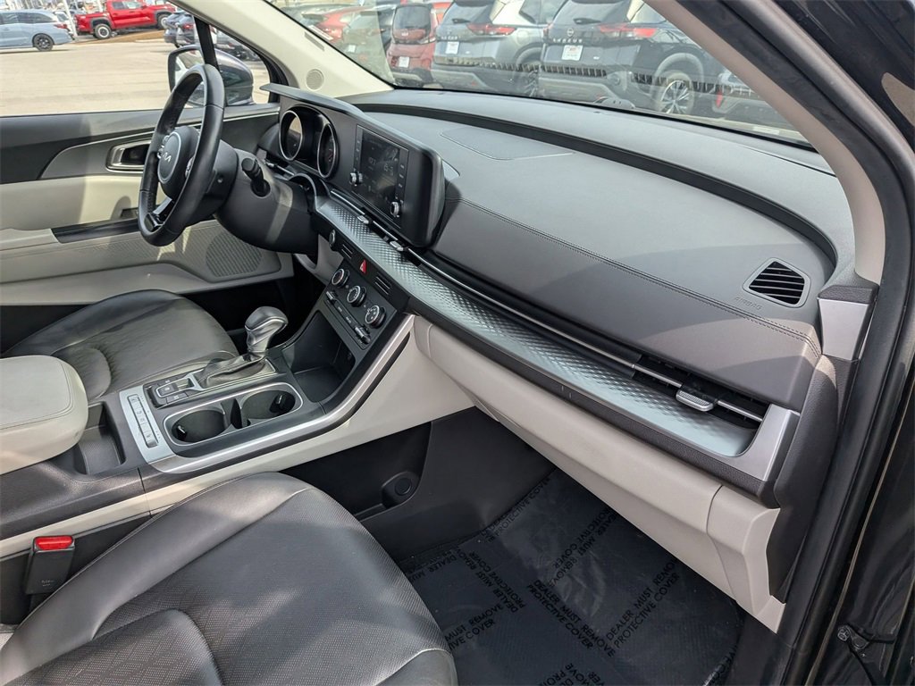 Used 2024 Kia Carnival LX image 28