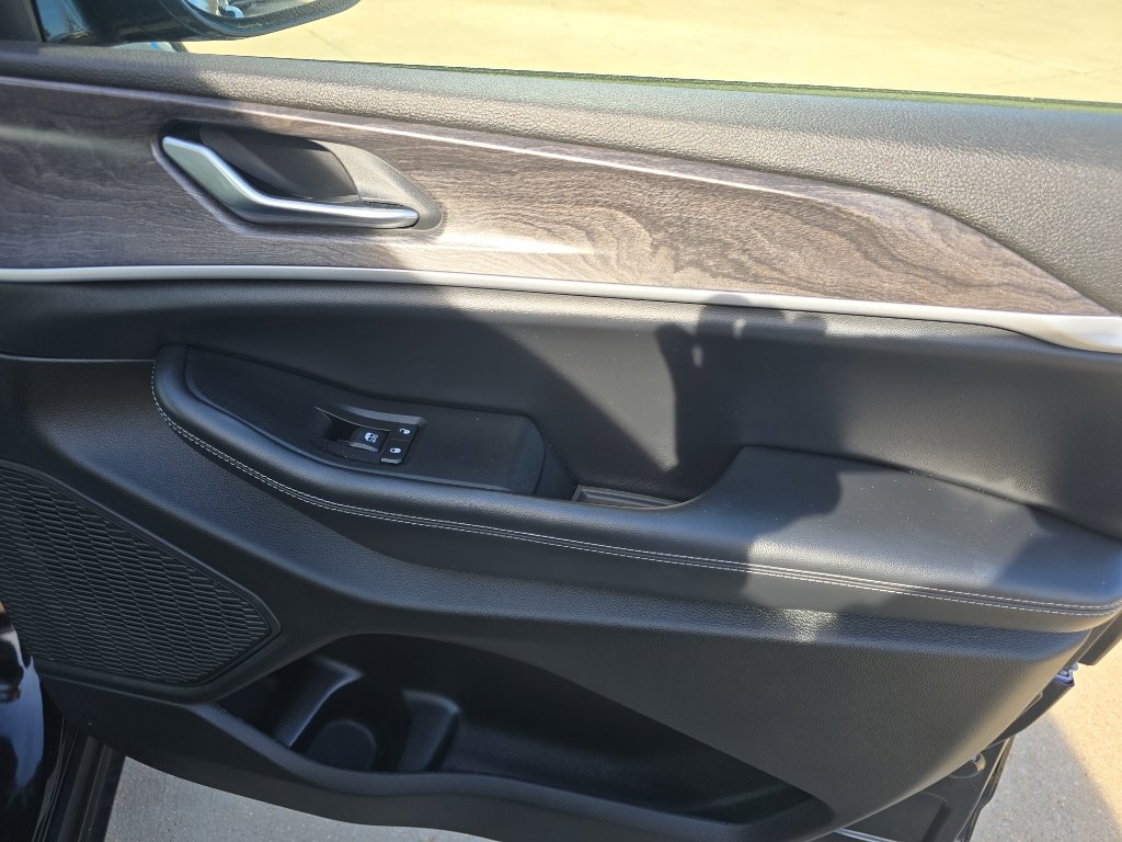 Used 2023 Jeep Grand Cherokee Limited image 15