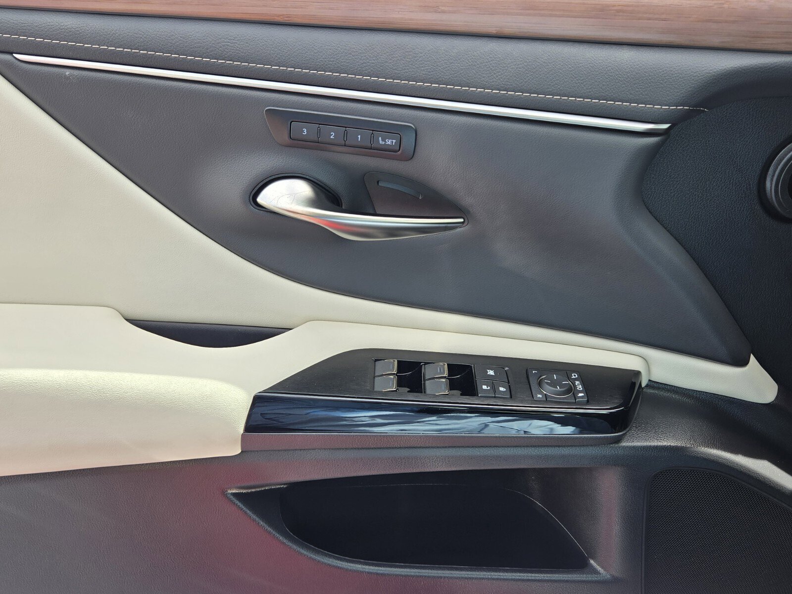 Certified 2025 Lexus ES 300h w/ Premium Package image 32