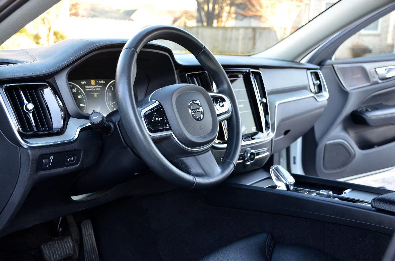 Used 2022 Volvo S60 B5 Inscription image 17