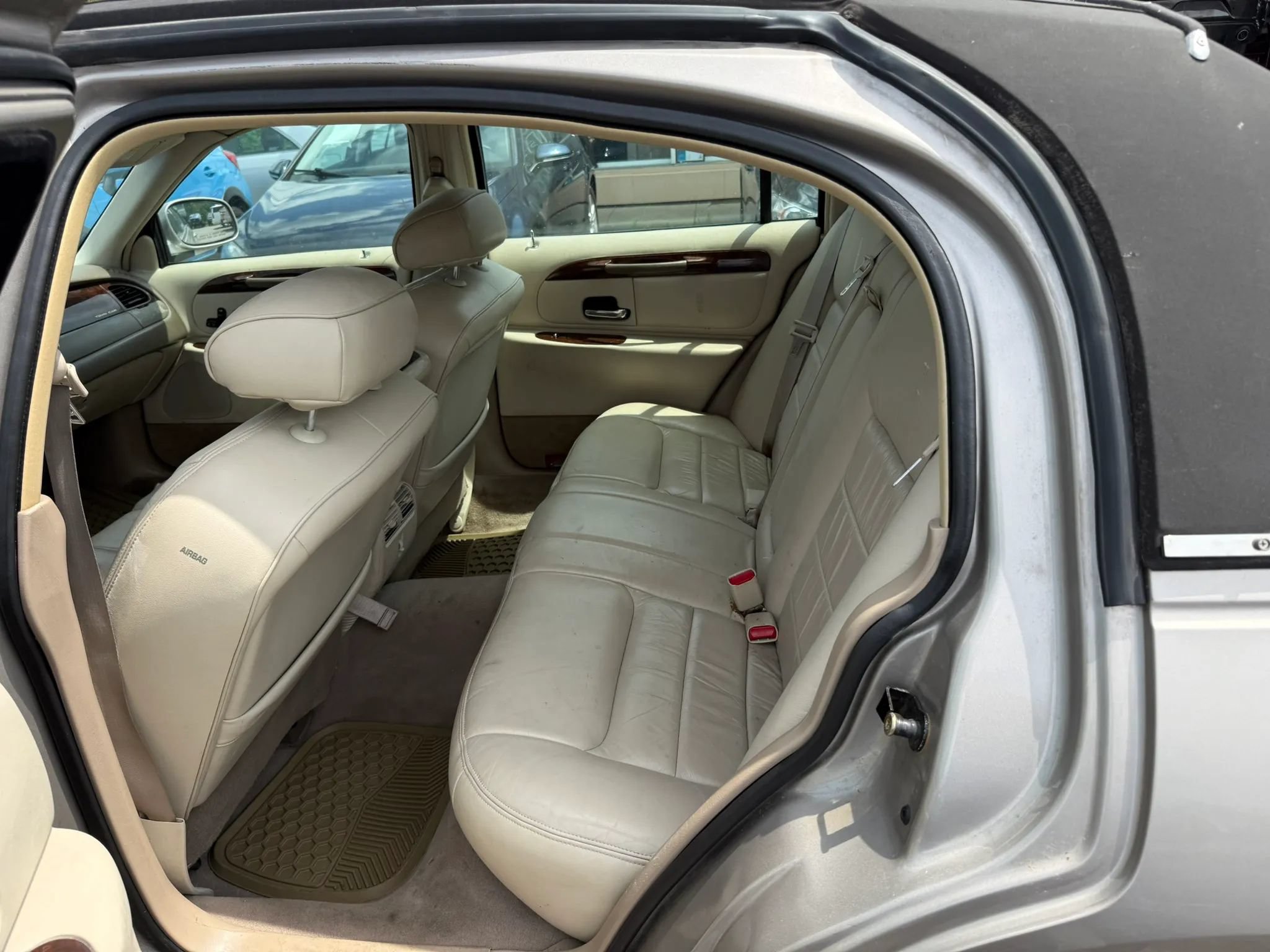 Used 2000 Lincoln Town Car Executive RWD image 14
