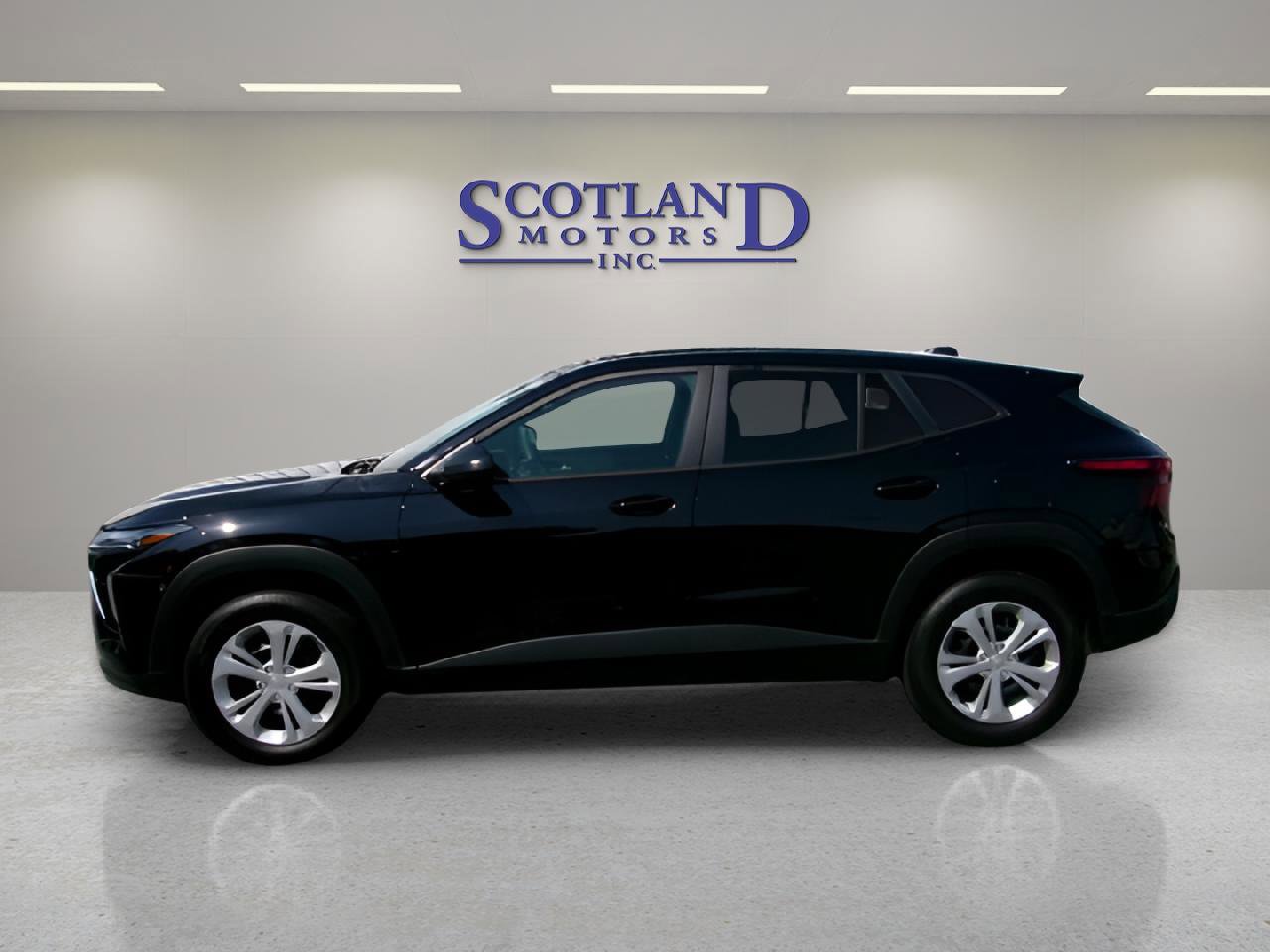 Used 2025 Chevrolet Trax LS image 1