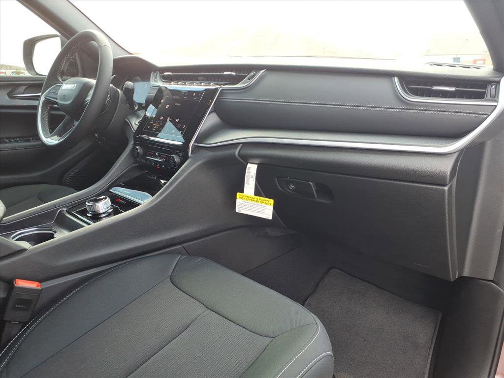 Certified 2025 Jeep Grand Cherokee Laredo image 6