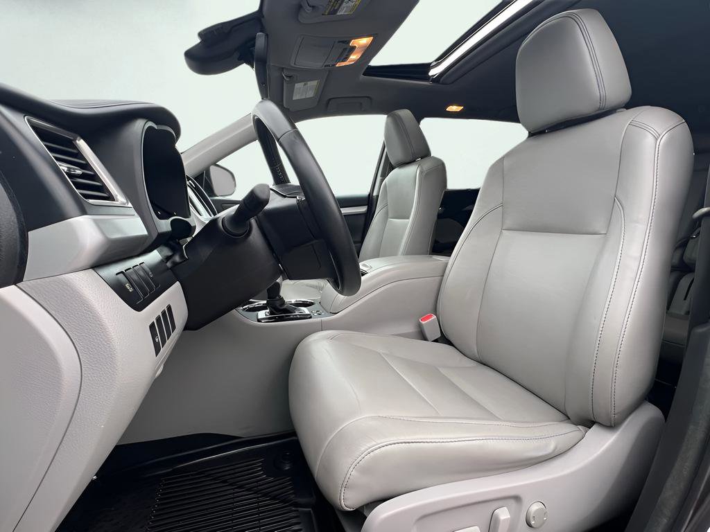 Used 2018 Toyota Highlander XLE image 16