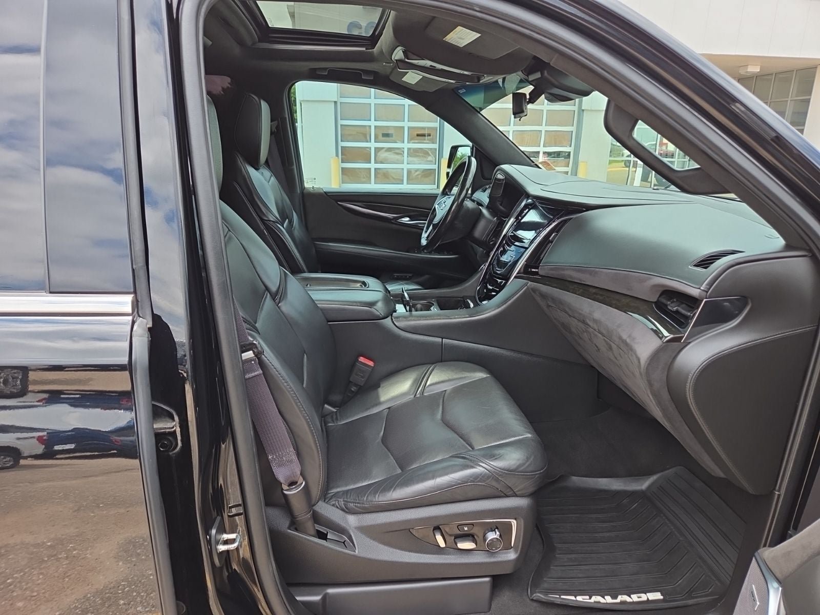 Used 2017 Cadillac Escalade Platinum AWD/4WD image 33