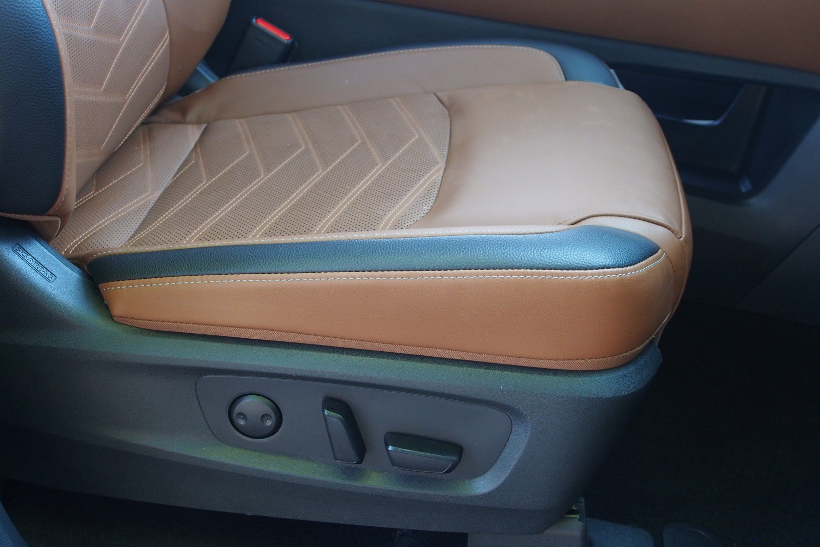 Used 2024 Nissan Pathfinder Platinum w/ Cargo Package FWD image 12