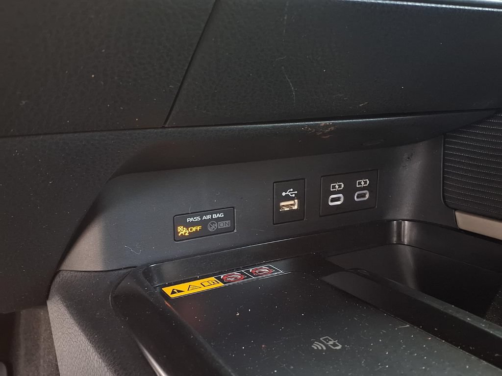Used 2025 Toyota Camry SE w/ Convenience Package FWD image 11