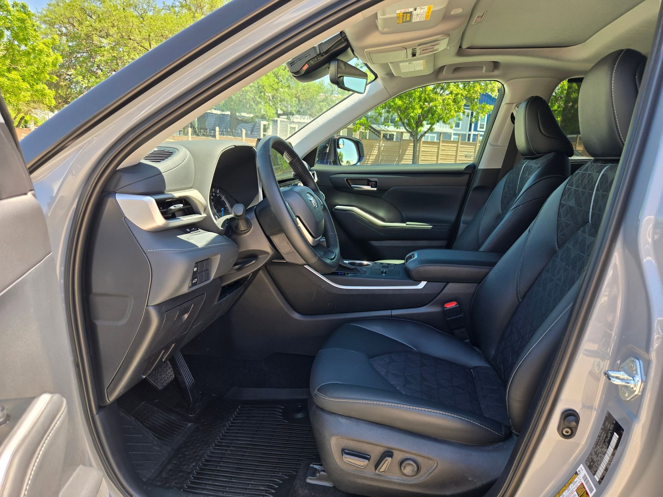Used 2025 Toyota Highlander XLE AWD/4WD image 10