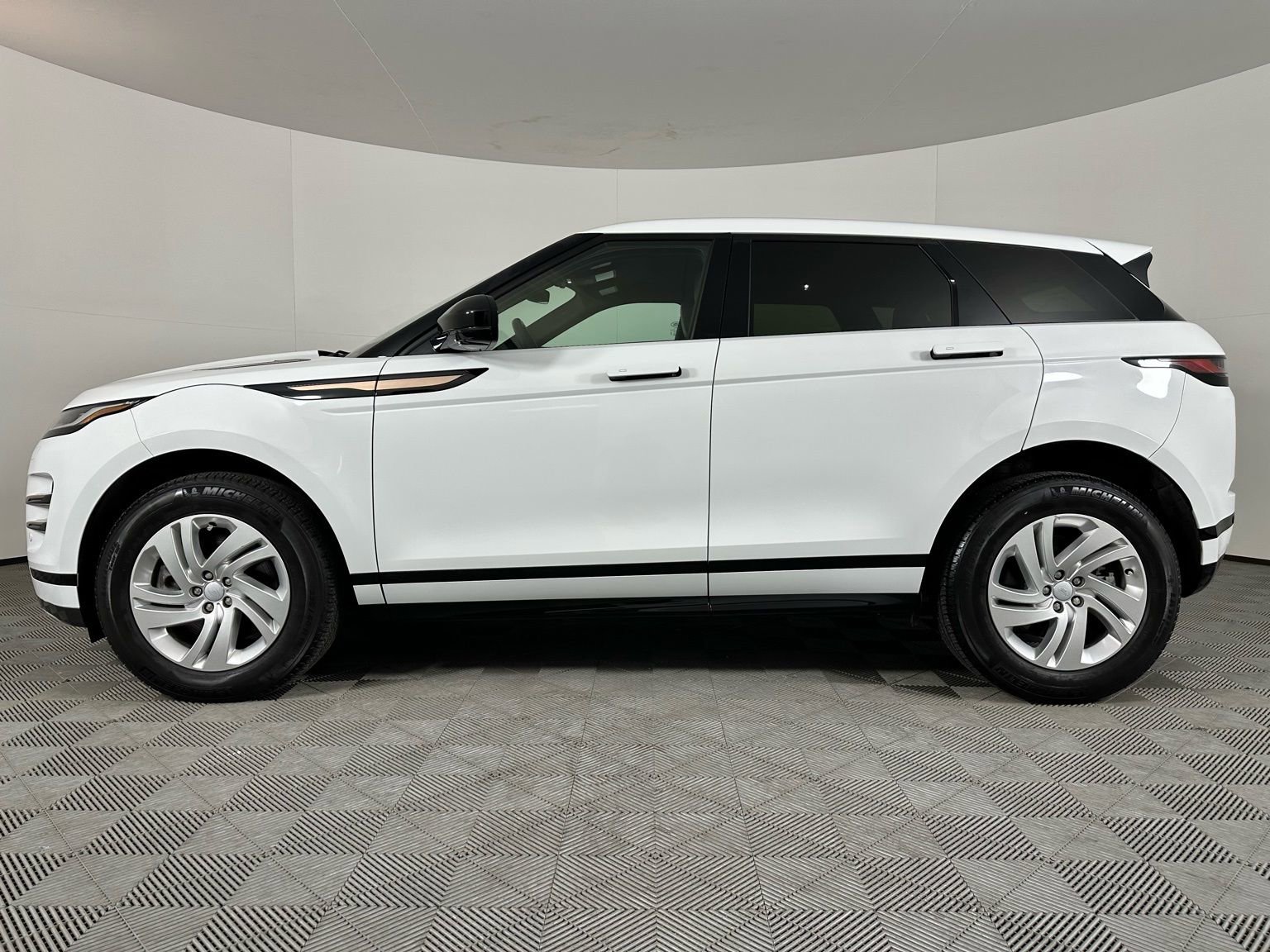 Used 2023 Land Rover Range Rover Evoque R-Dynamic S image 18