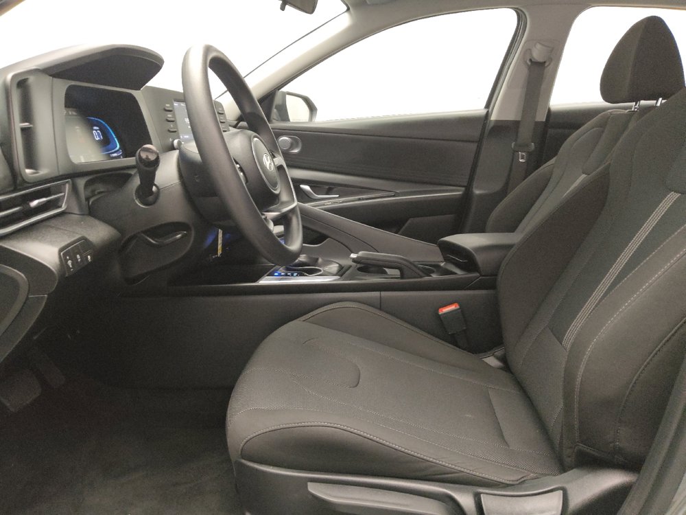 Used 2025 Hyundai Elantra SE image 17