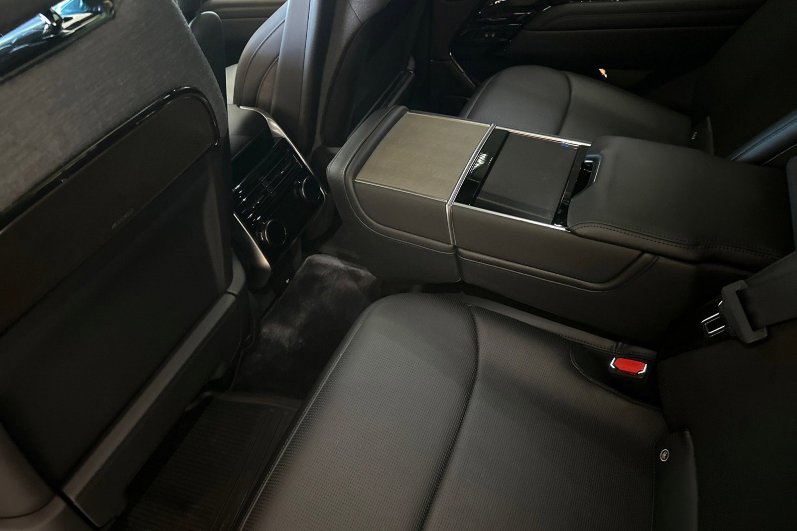 New 2026 Land Rover Range Rover SV image 14