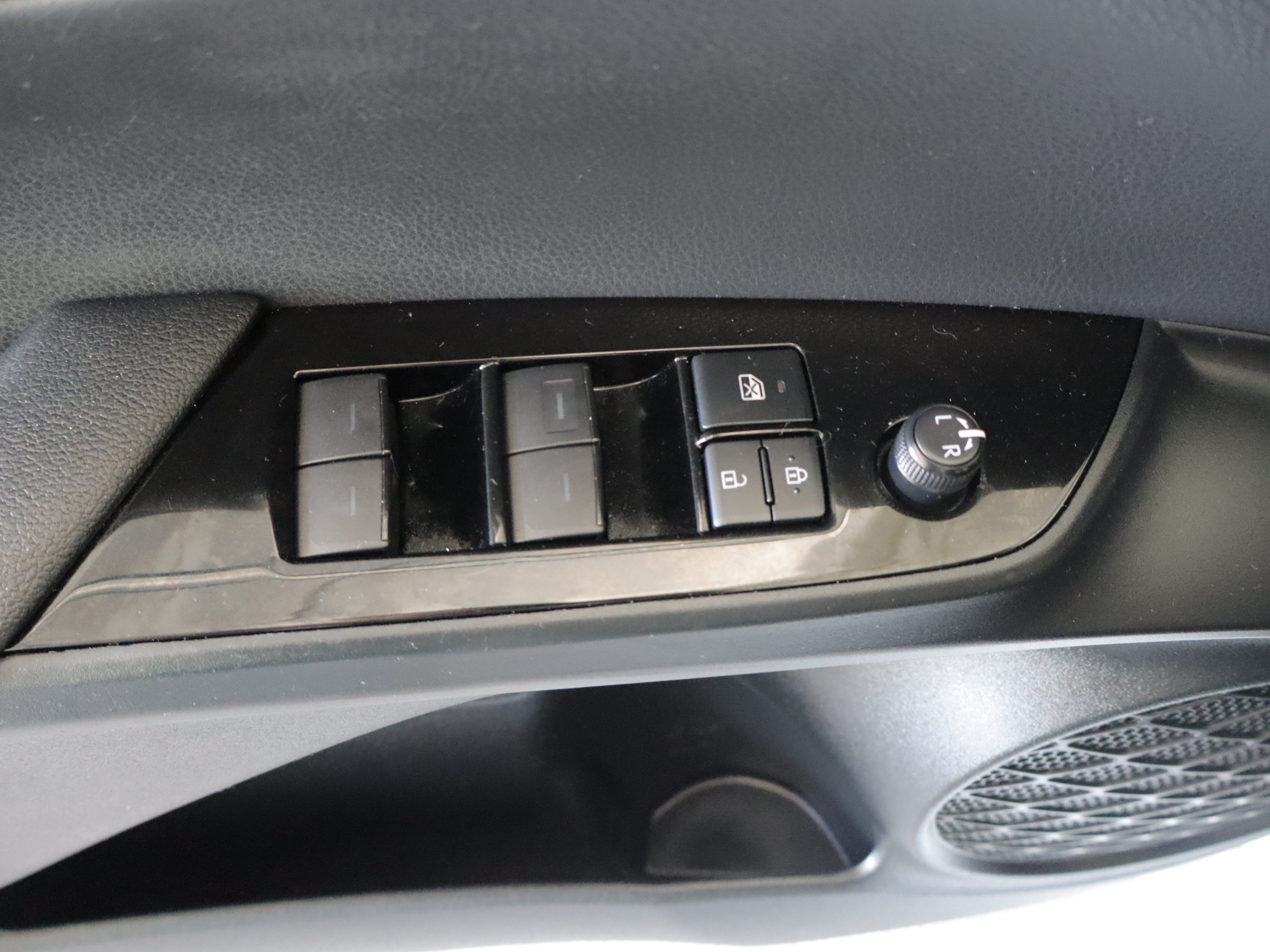 Used 2019 Toyota Prius AWD image 11