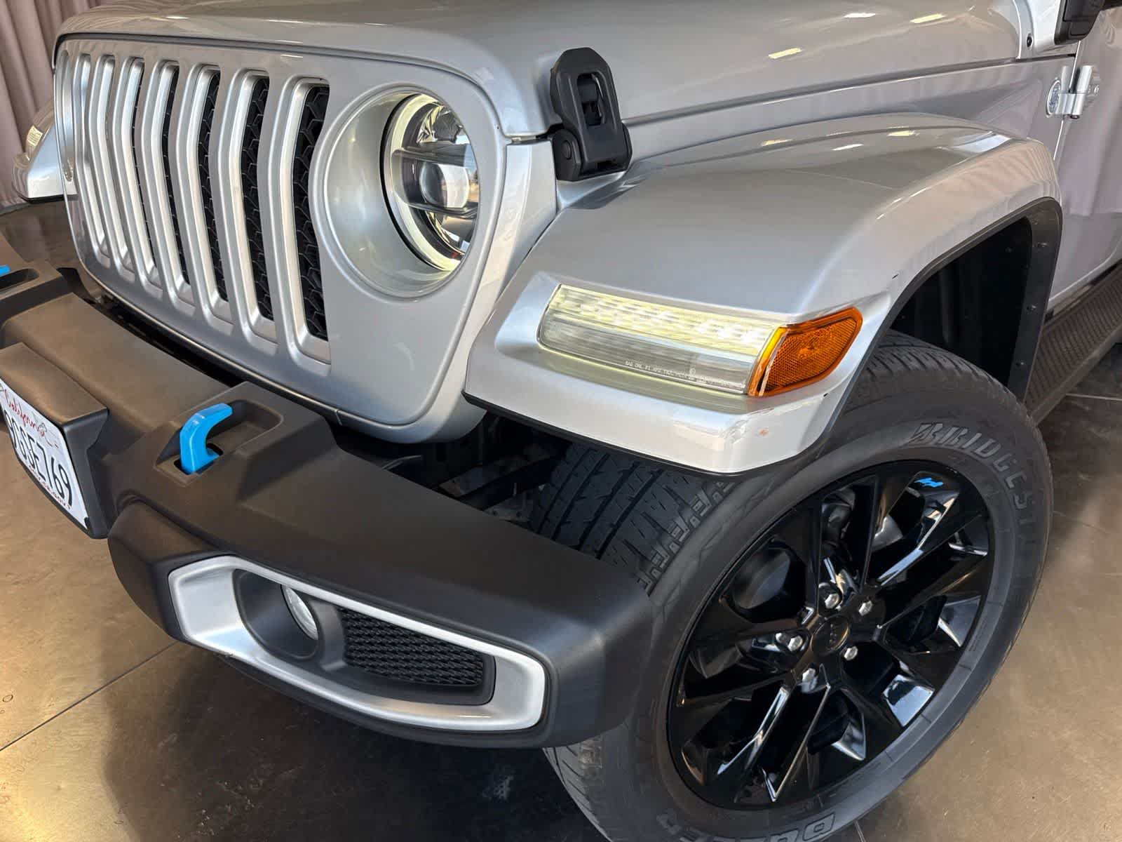 Used 2023 Jeep Wrangler Unlimited Sahara w/ Cold Weather Group AWD/4WD image 9