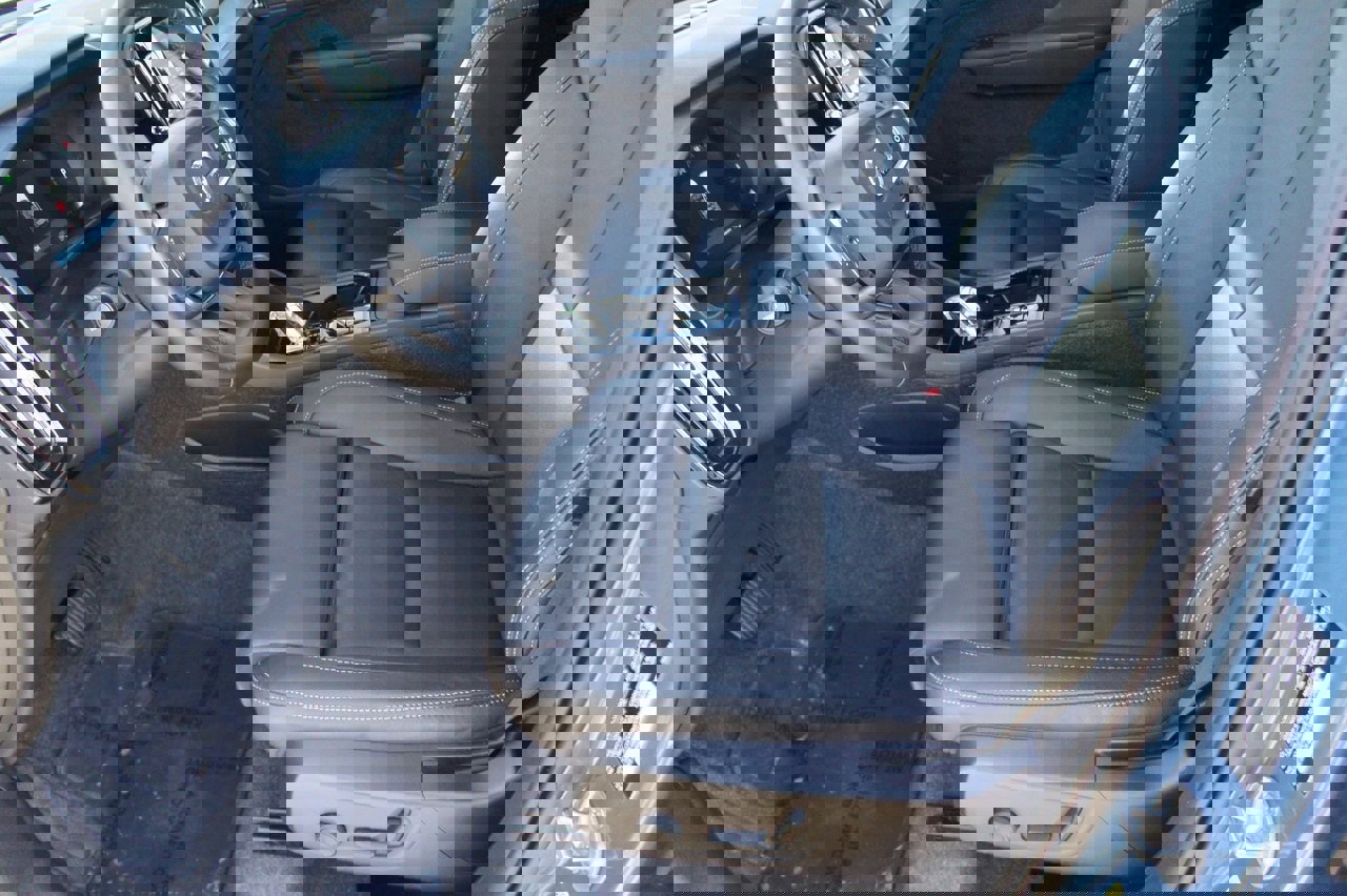 Certified 2025 Volvo XC40 B5 Plus image 25