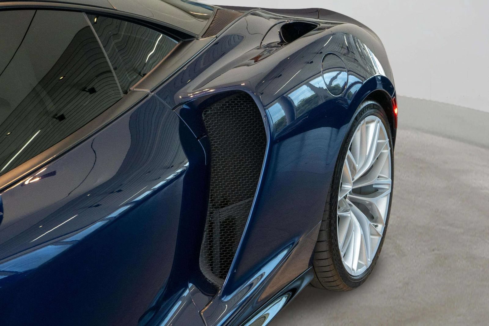 Used 2023 McLaren GT RWD image 41
