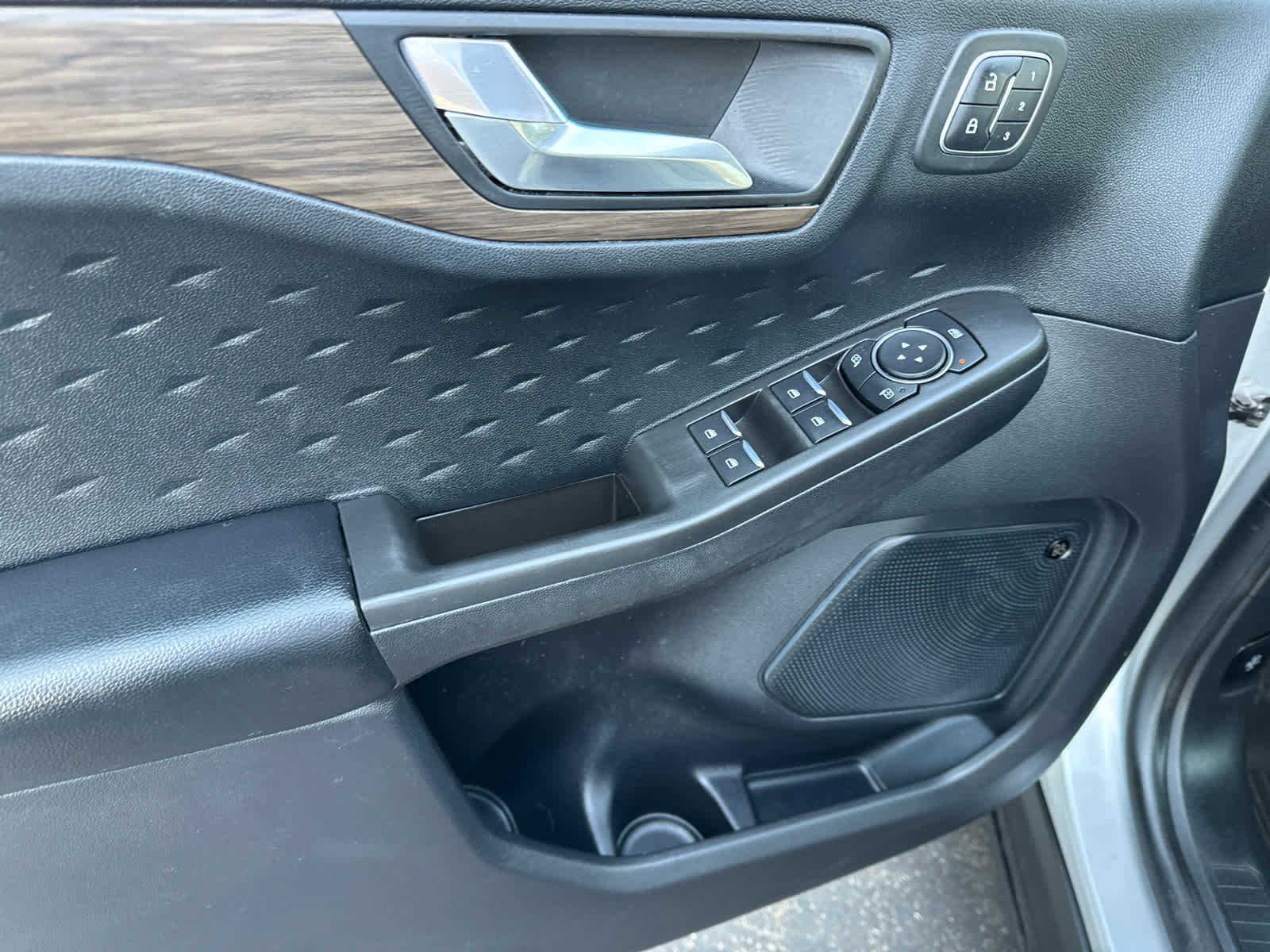 Used 2020 Ford Escape Titanium image 18