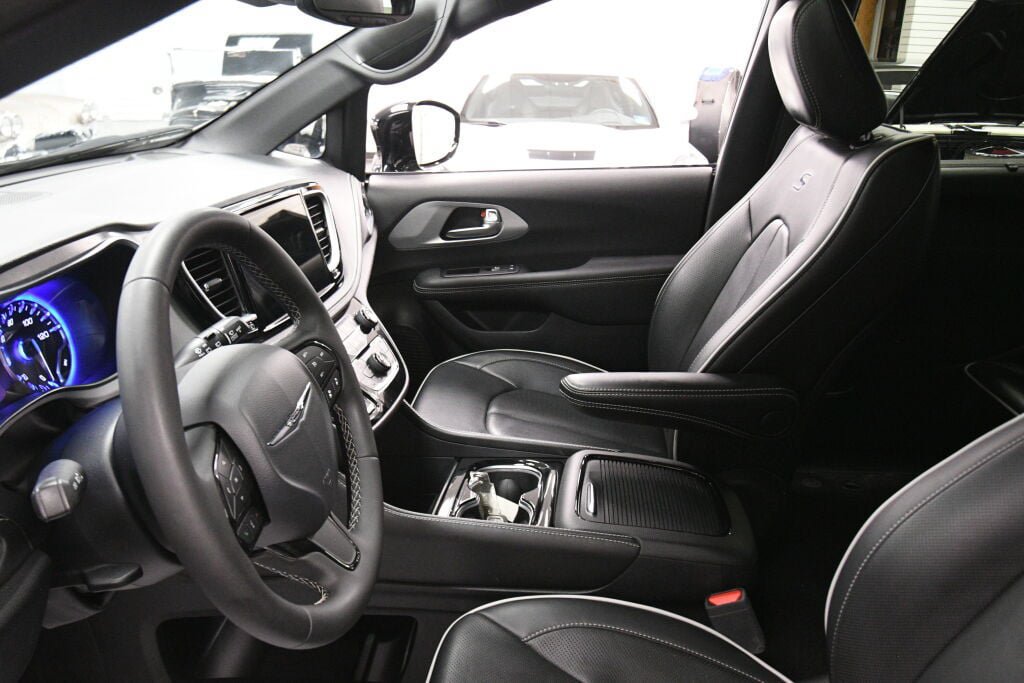 Used 2025 Chrysler Pacifica Limited FWD image 22