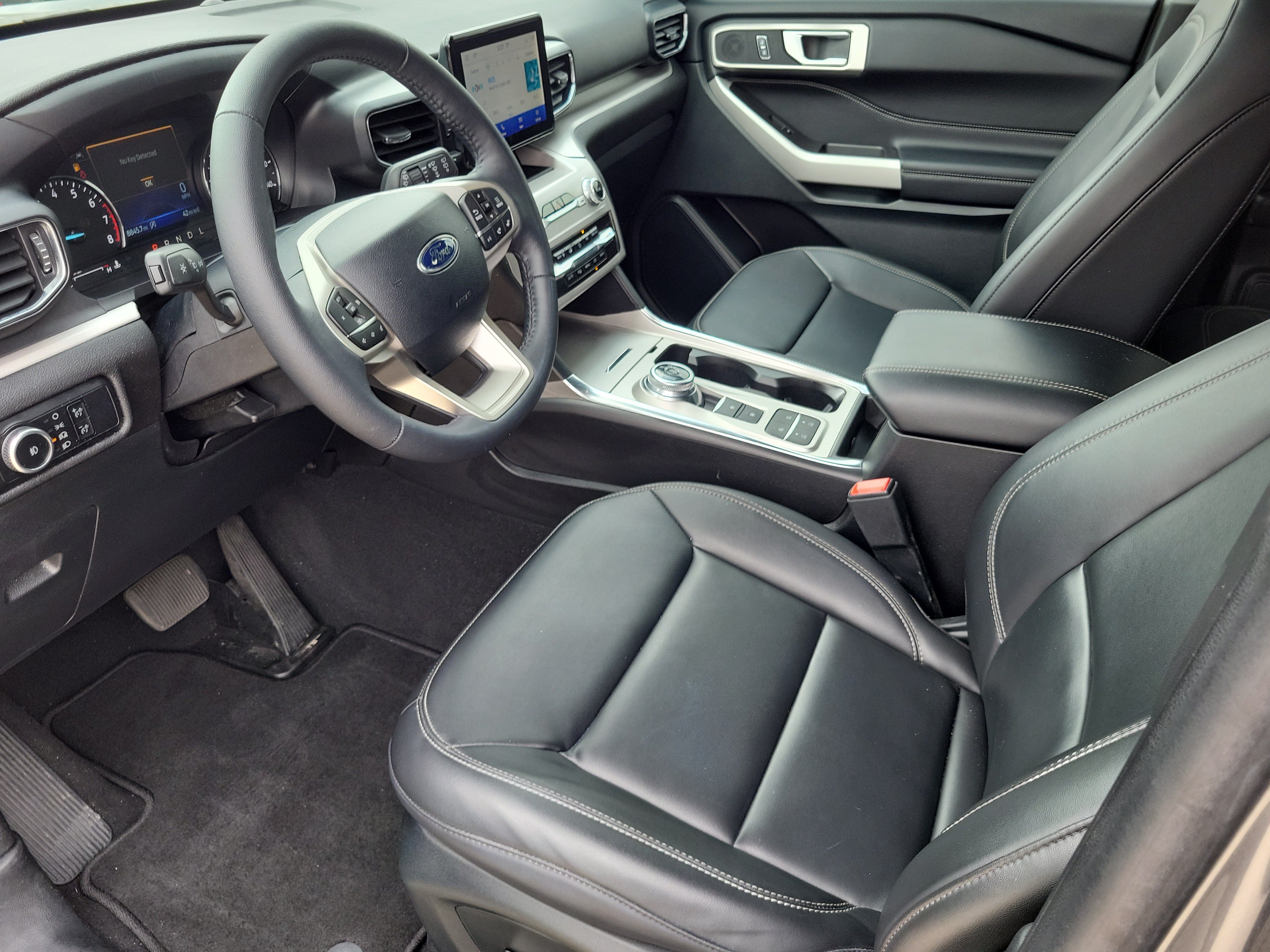 Used 2024 Ford Explorer XLT w/ Equipment Group 202A RWD image 15