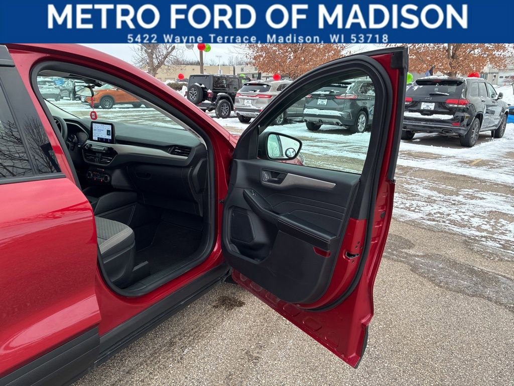Used 2022 Ford Escape SE image 40