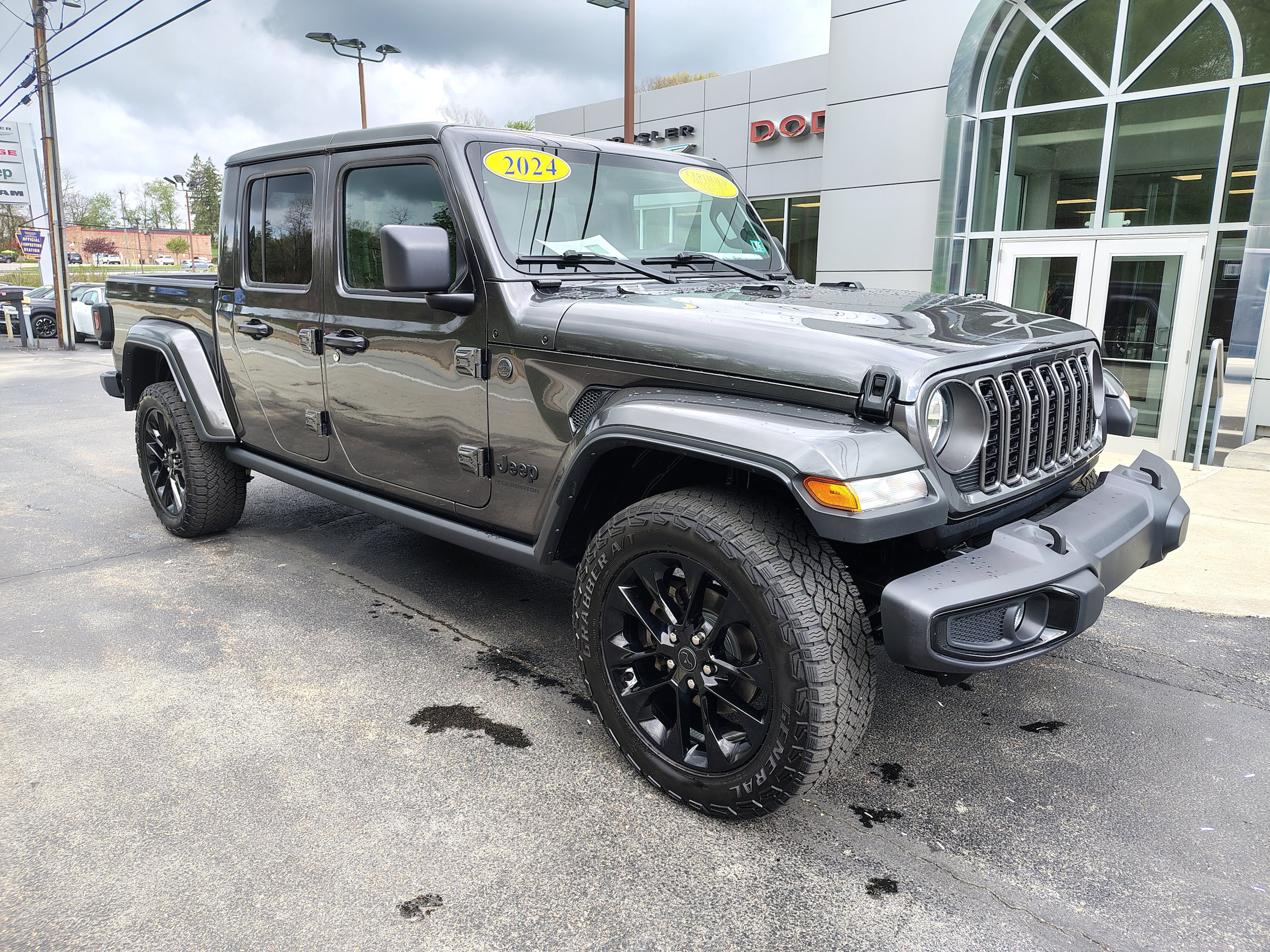 Used 2024 Jeep Gladiator Sport AWD/4WD image 2