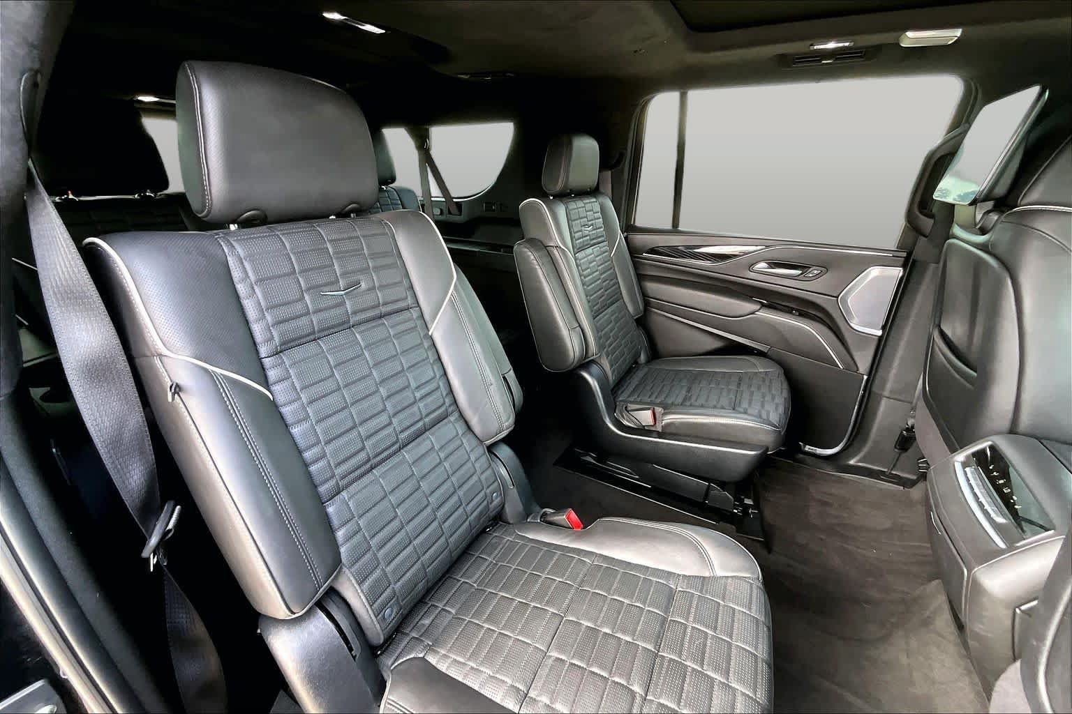 Used 2024 Cadillac Escalade ESV V w/ LPO, ONYX Package AWD/4WD image 18