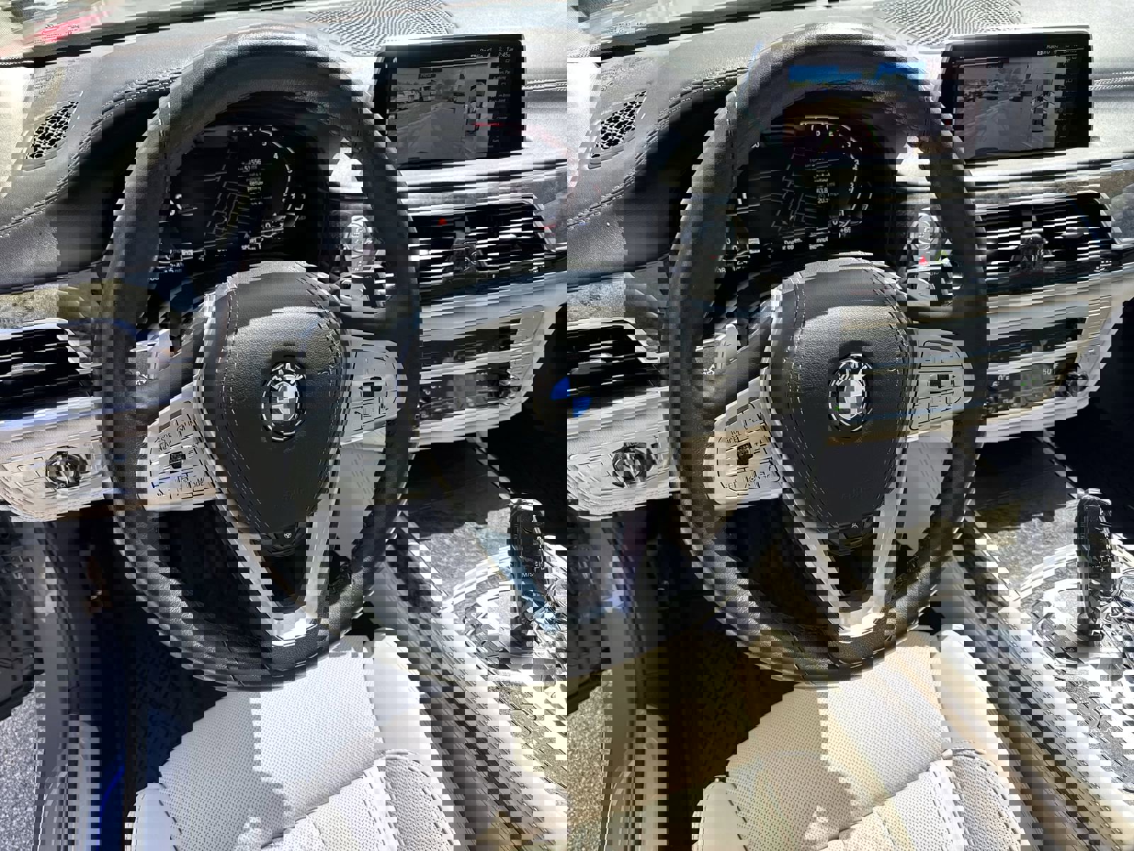 Used 2022 BMW 740i w/ Premium Package image 18