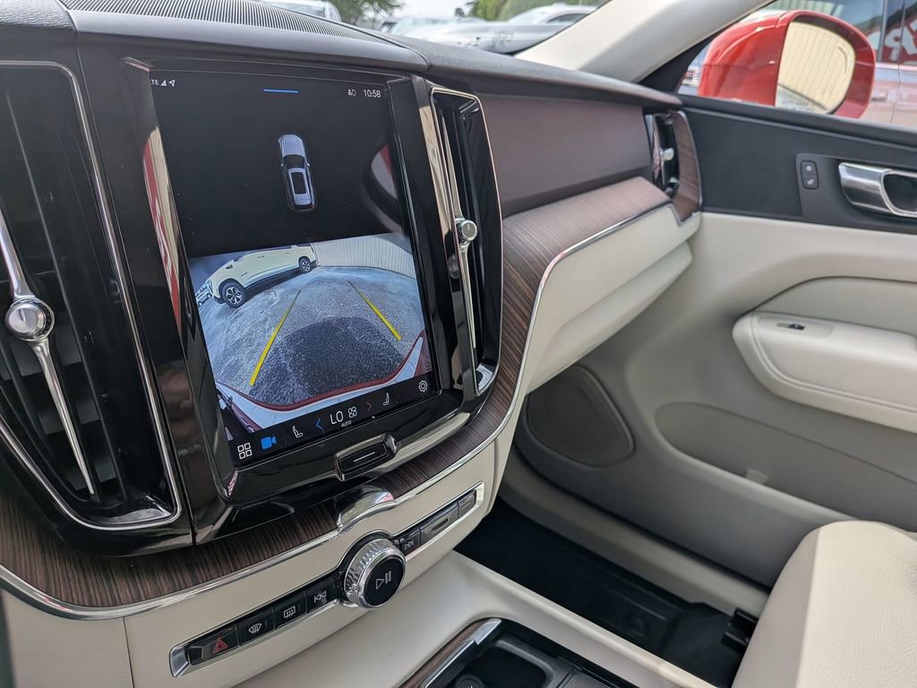 Used 2022 Volvo XC60 B5 Momentum w/ Advanced Package AWD/4WD image 18