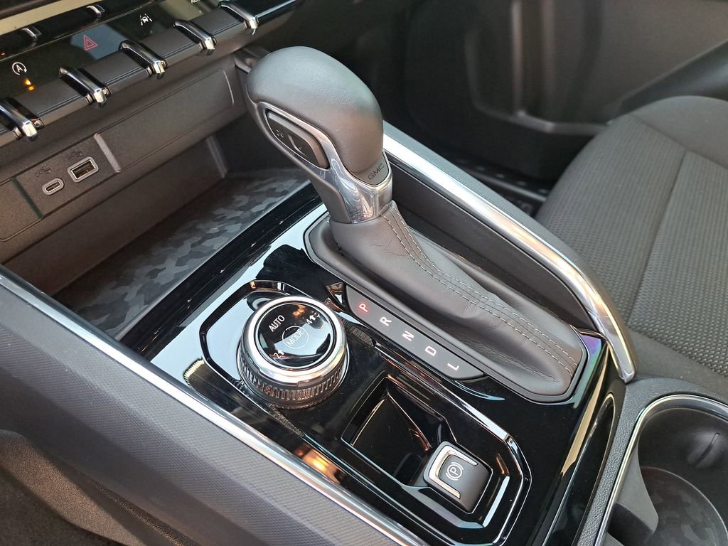 Used 2025 GMC Canyon Elevation image 25