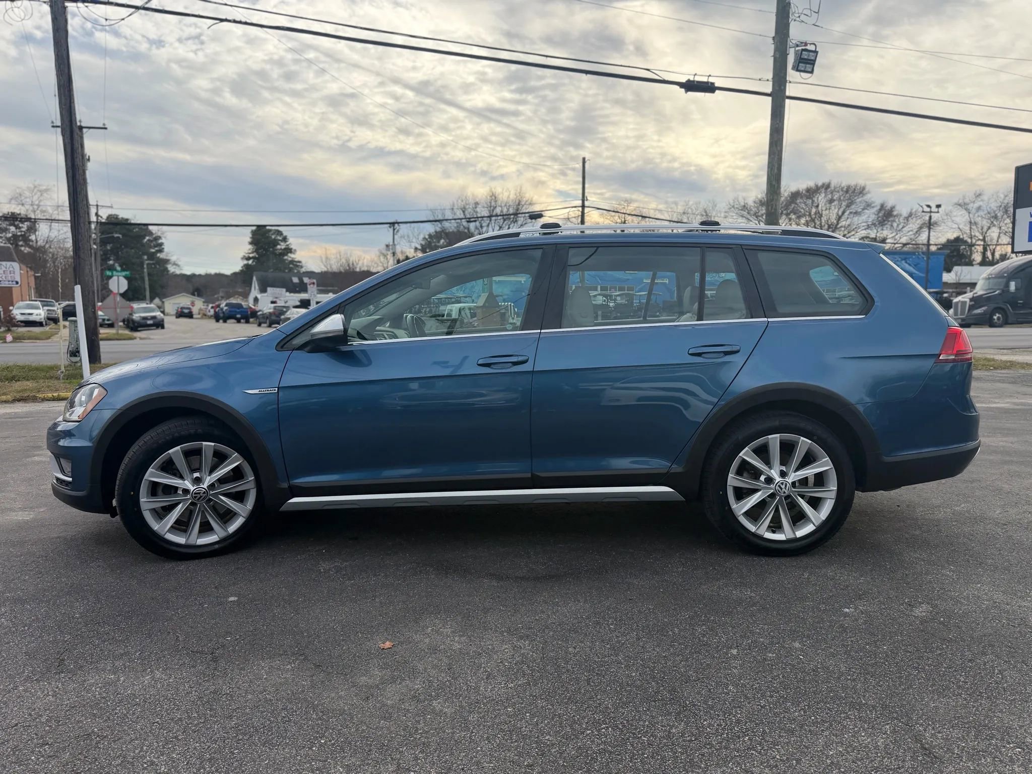Used 2017 Volkswagen Golf Alltrack S AWD/4WD image 6