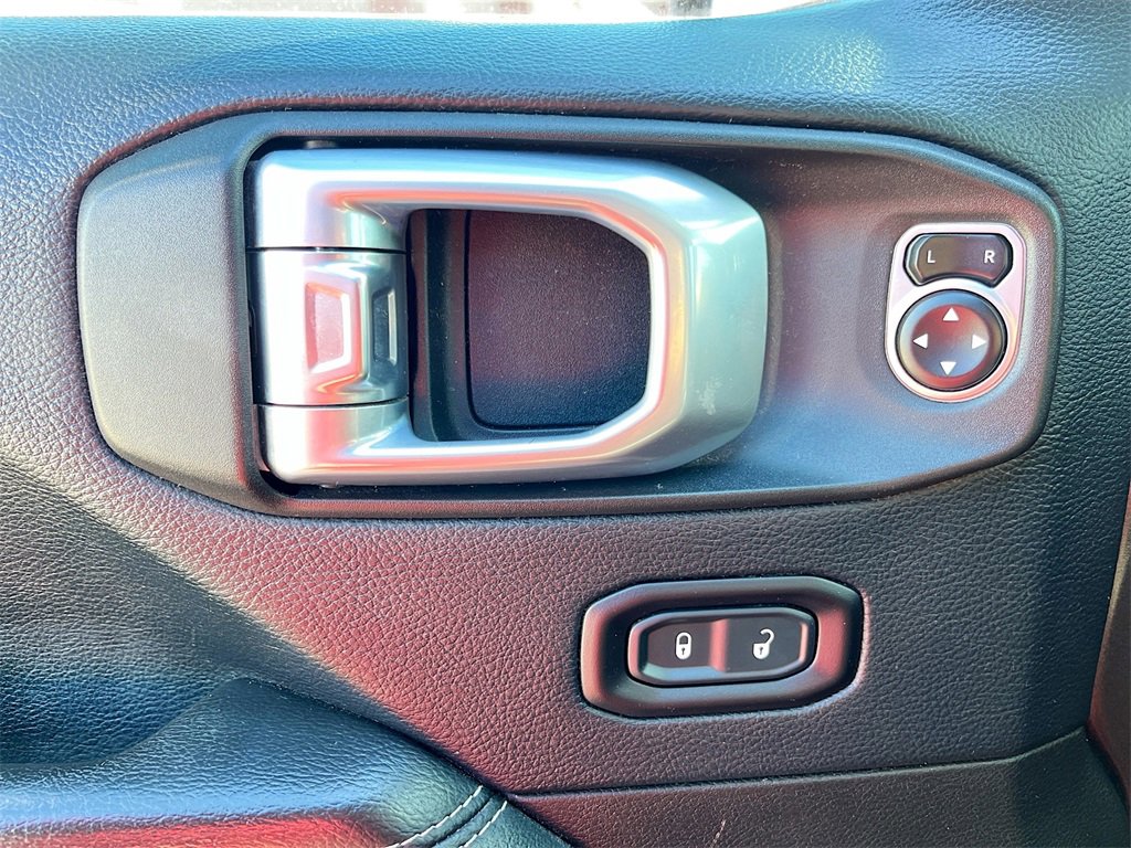 Used 2018 Jeep Wrangler Unlimited Sahara w/ Safety Group image 17