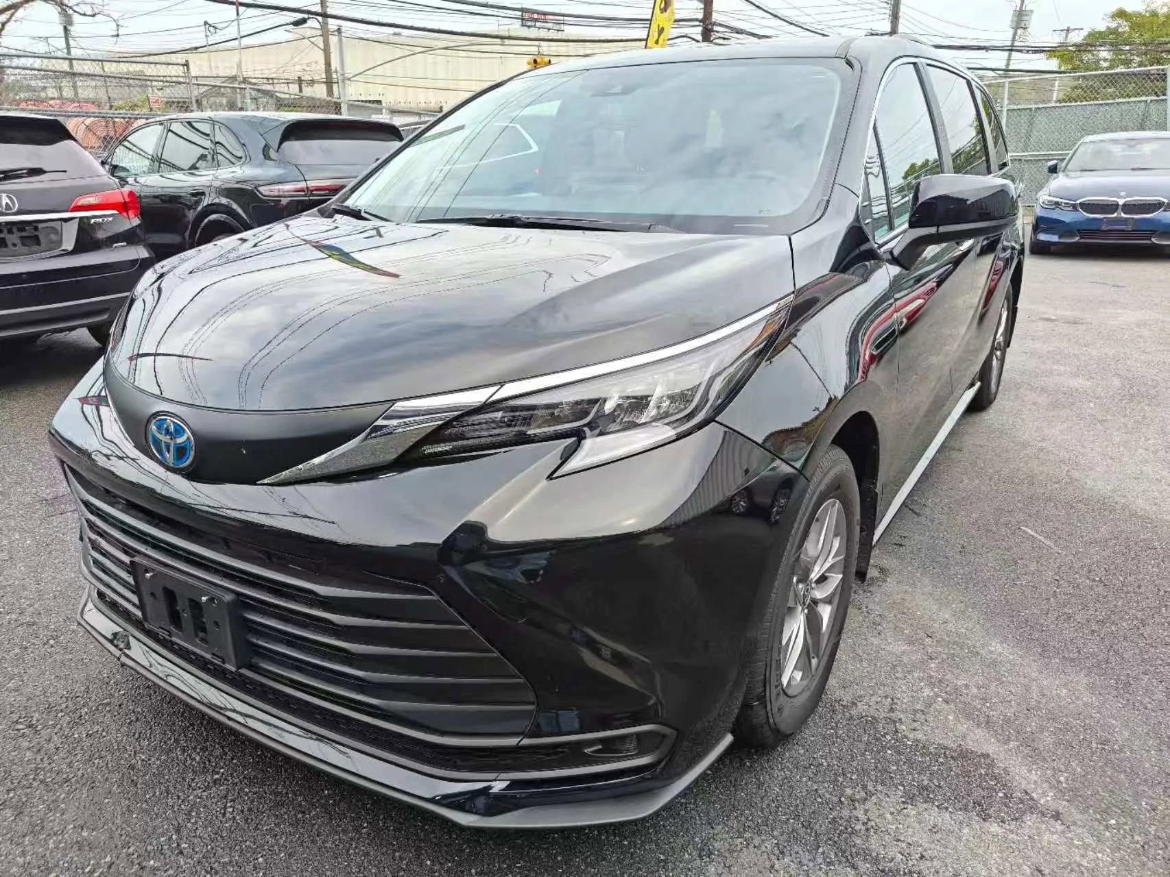 Used 2025 Toyota Sienna LE image 2