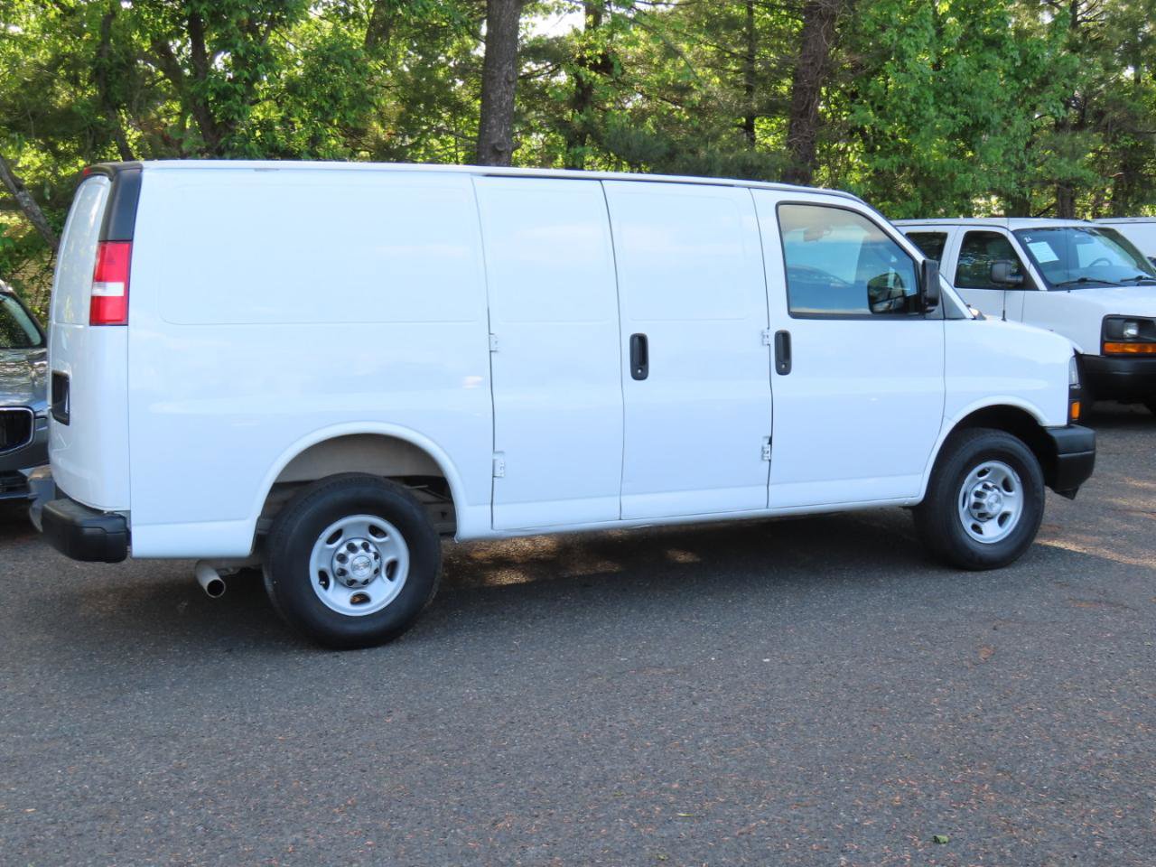 Used 2018 Chevrolet Express 3500 w/ Driver Convenience Package RWD image 7
