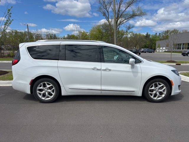 Used 2017 Chrysler Pacifica Touring-L Plus FWD image 4