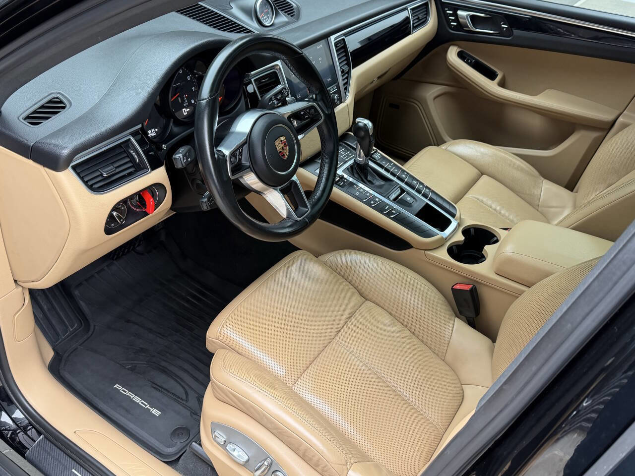 Used 2018 Porsche Macan Base AWD 4dr SUV image 15