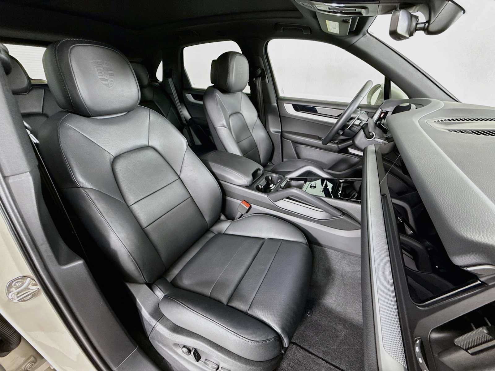 Certified 2025 Porsche Cayenne AWD/4WD image 29