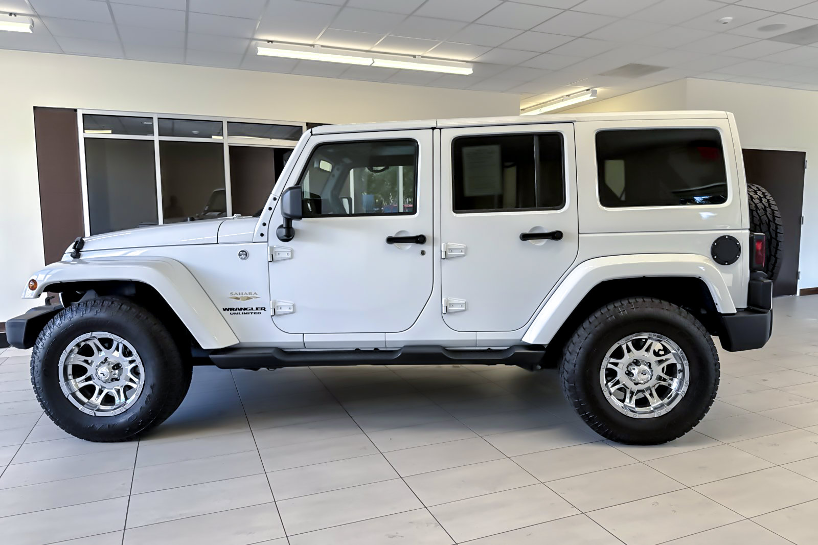 Used 2015 Jeep Wrangler Unlimited Sahara w/ Connectivity Group AWD/4WD image 7