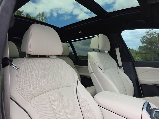 Used 2021 BMW X7 M50i image 11