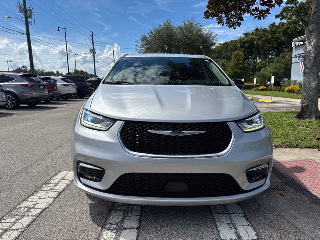 Used 2024 Chrysler Pacifica Touring-L FWD image 3