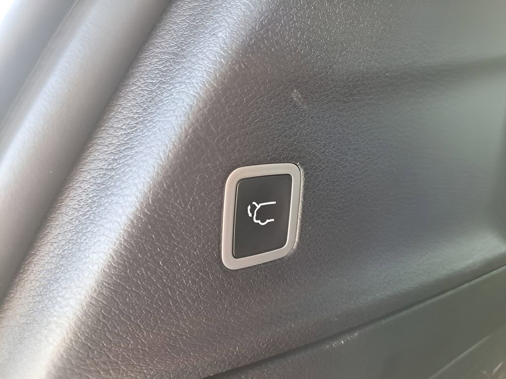 Used 2025 Chrysler Pacifica Limited image 7