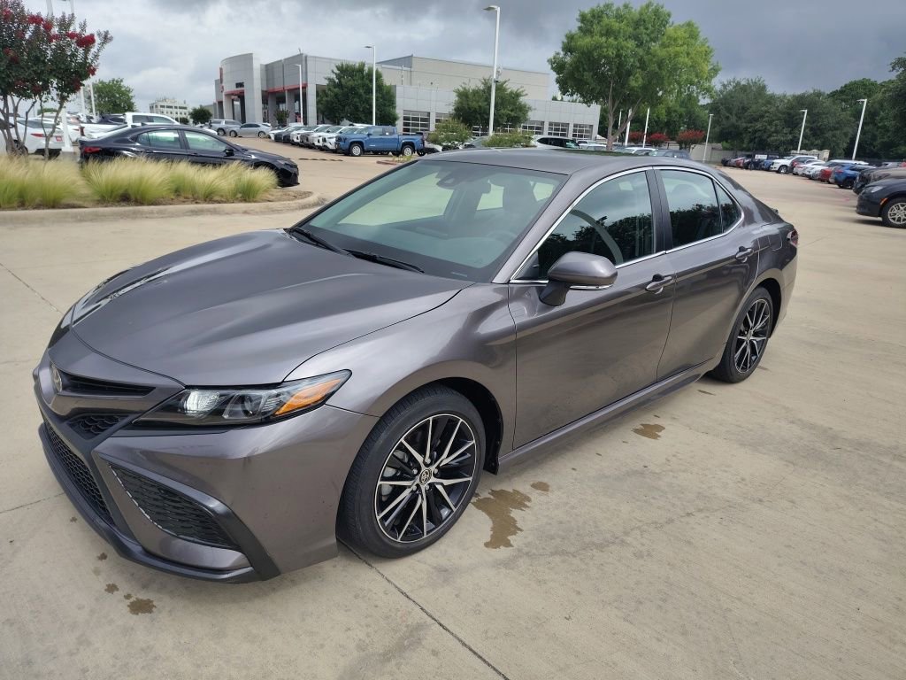 Used 2024 Toyota Camry SE FWD image 1