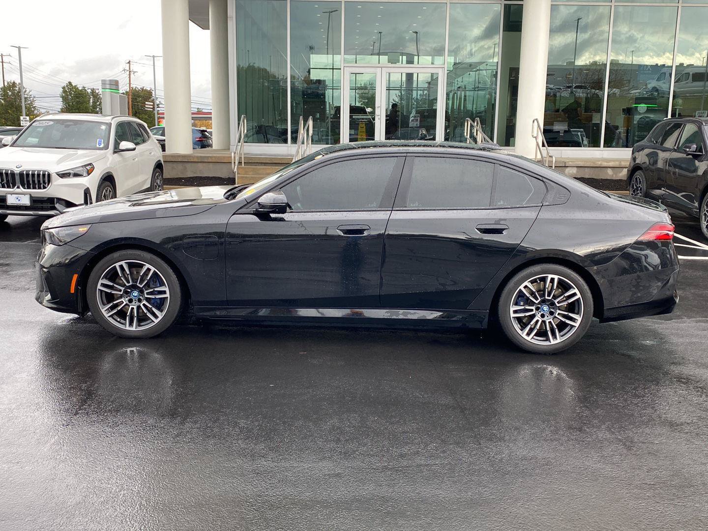 Used 2025 BMW 550e xDrive w/ Premium Package AWD/4WD image 6