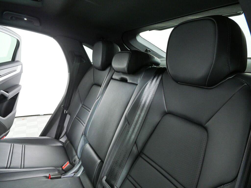 New 2026 Porsche Cayenne Coupe AWD/4WD image 22