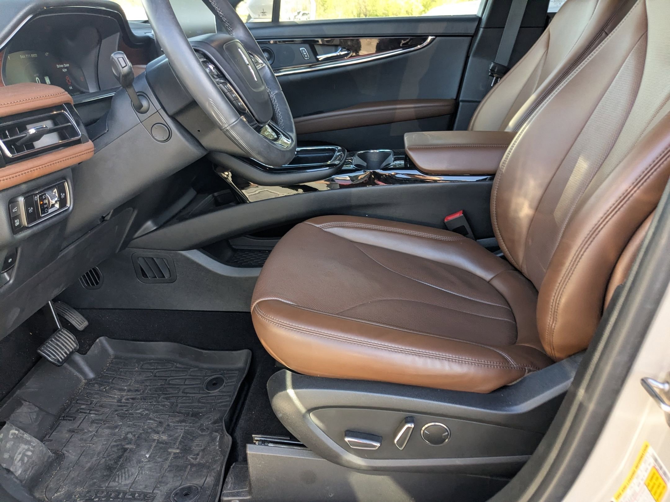 Used 2023 Lincoln Nautilus Reserve w/ Luxury Package image 9