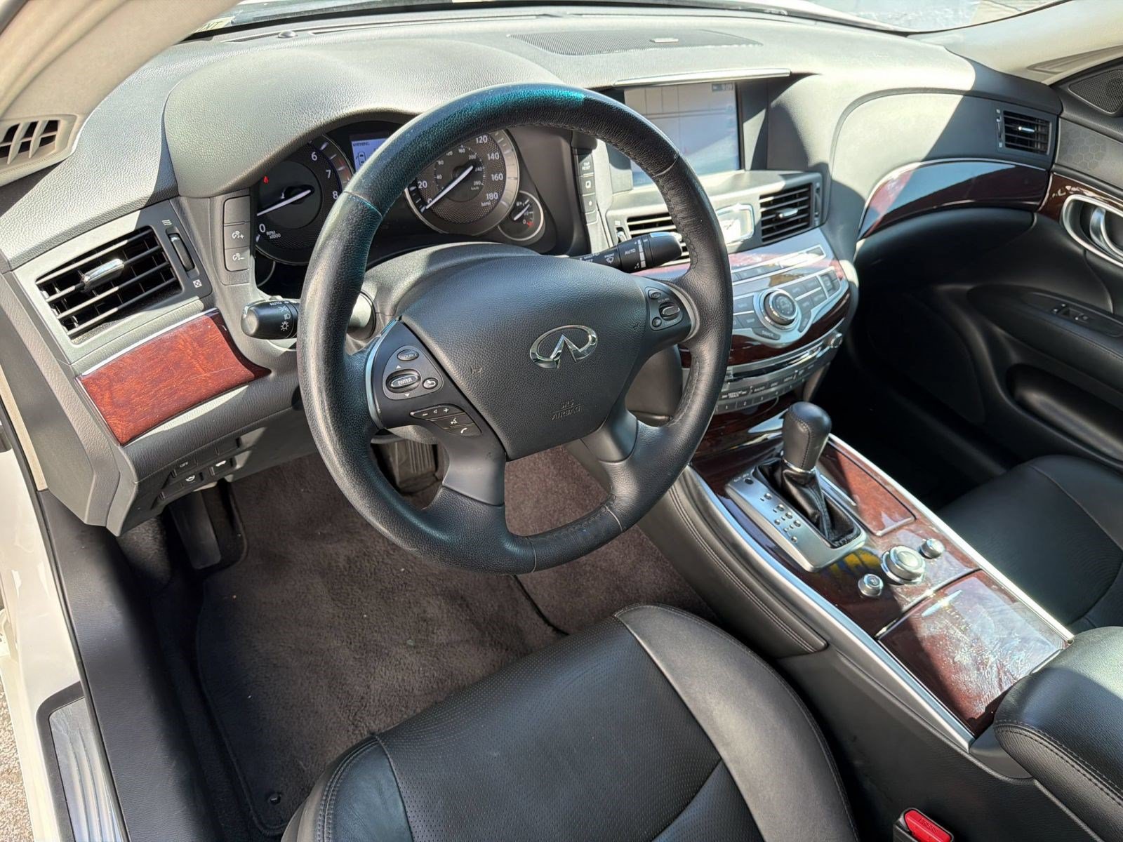 Used 2019 INFINITI Q70 Luxe RWD image 3